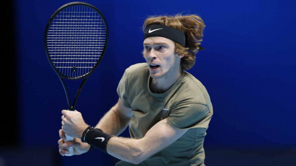 两人有着自 两人有着自